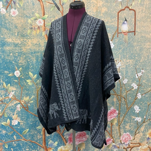 Chic Ruff Jackets & Blazers - NWT Chic Ruff Grey Wool Poncho